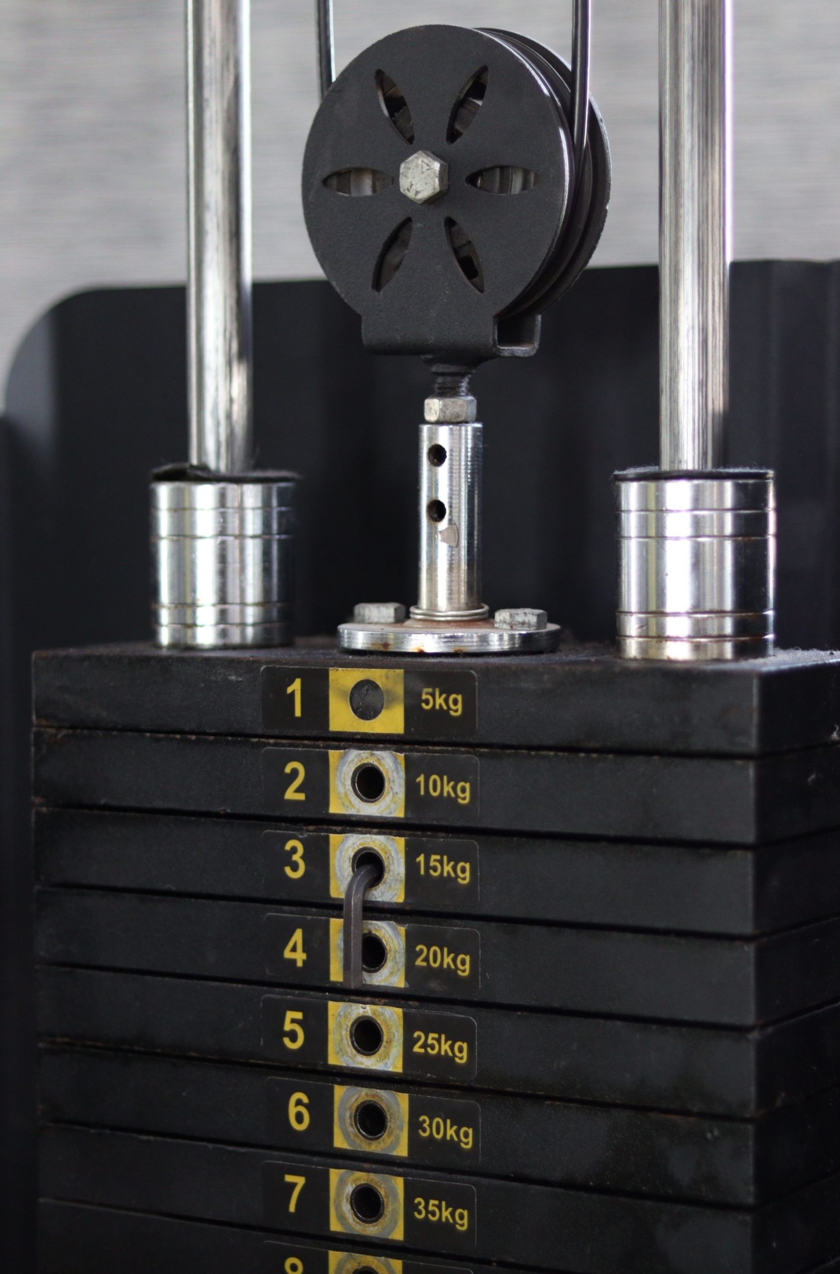 Técnico calibrando una máquina remanufacturada