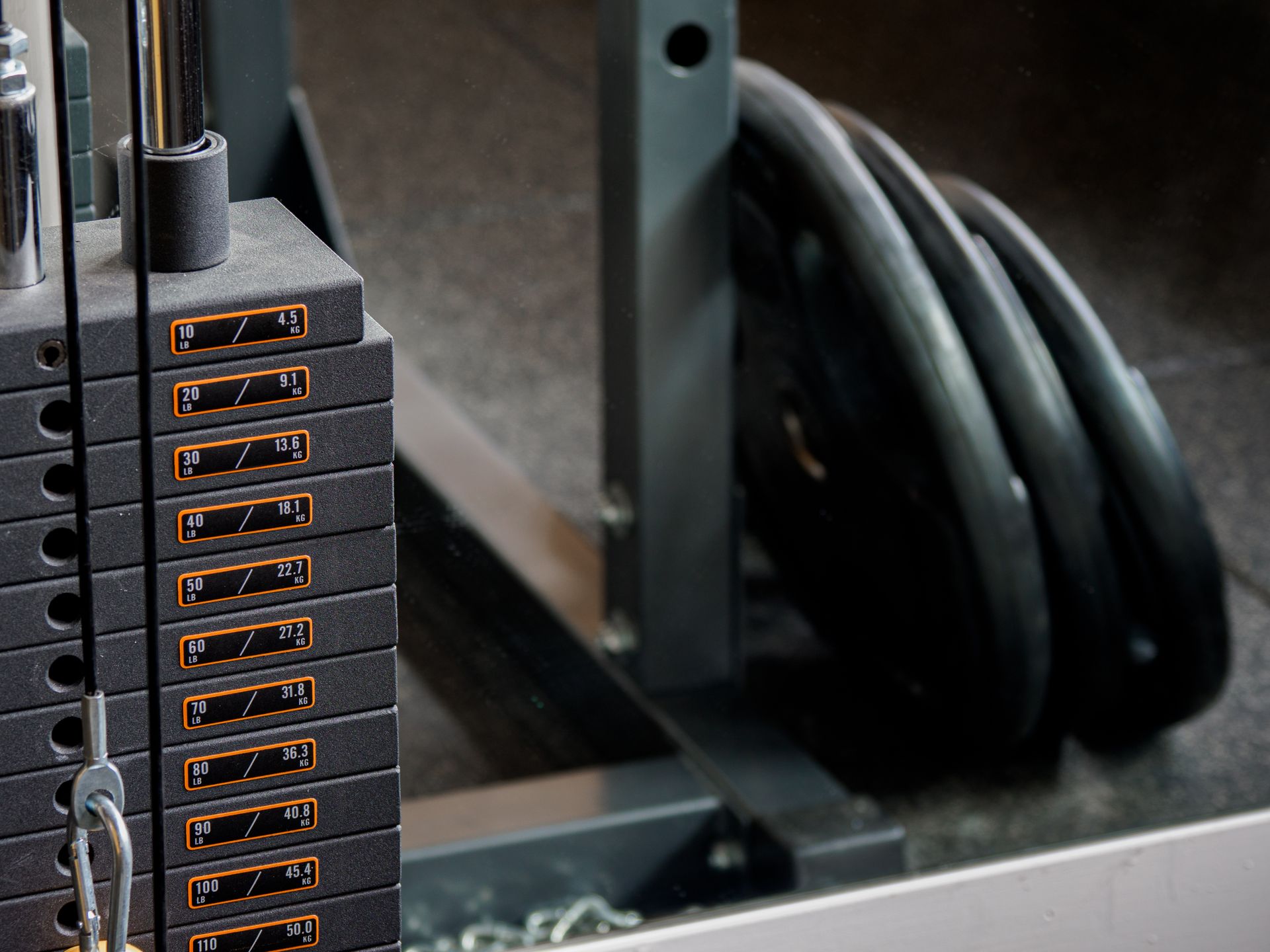 Técnico instalando una máquina de musculación en una sala de gimnasio